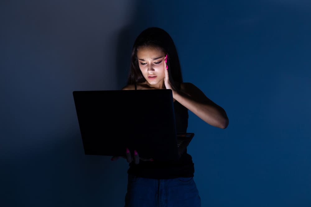 une fille victime de cyberharcèlement